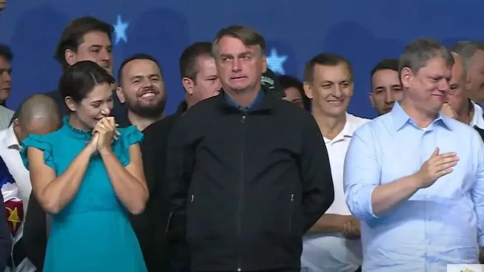Da esquerda para a direita, Michelle Bolsonaro, Jair Bolsonaro e Tarcísio de Freitas