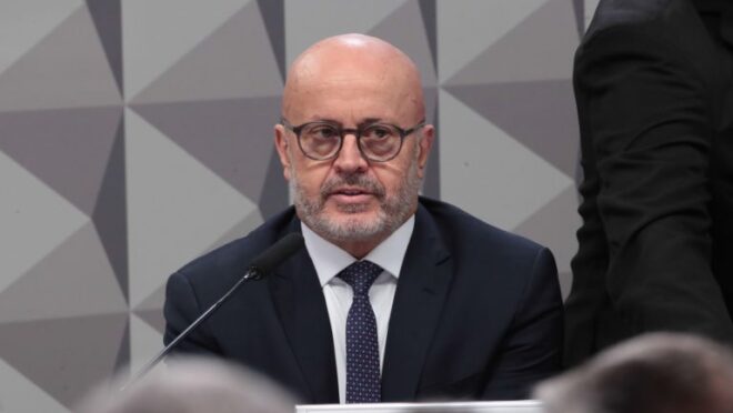 As justificativas do “Careca do INSS”. Documentário The Fake Judge sobre Moraes. Tarcísio olha para o PL, Carlos Bolsonaro, para SC