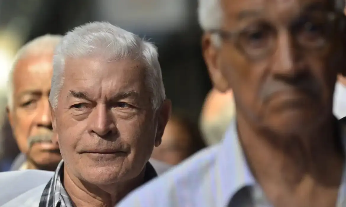 Em 2023, a expectativa de vida no Brasil chegou a 76,4 anos, segundo dados do IBGE.