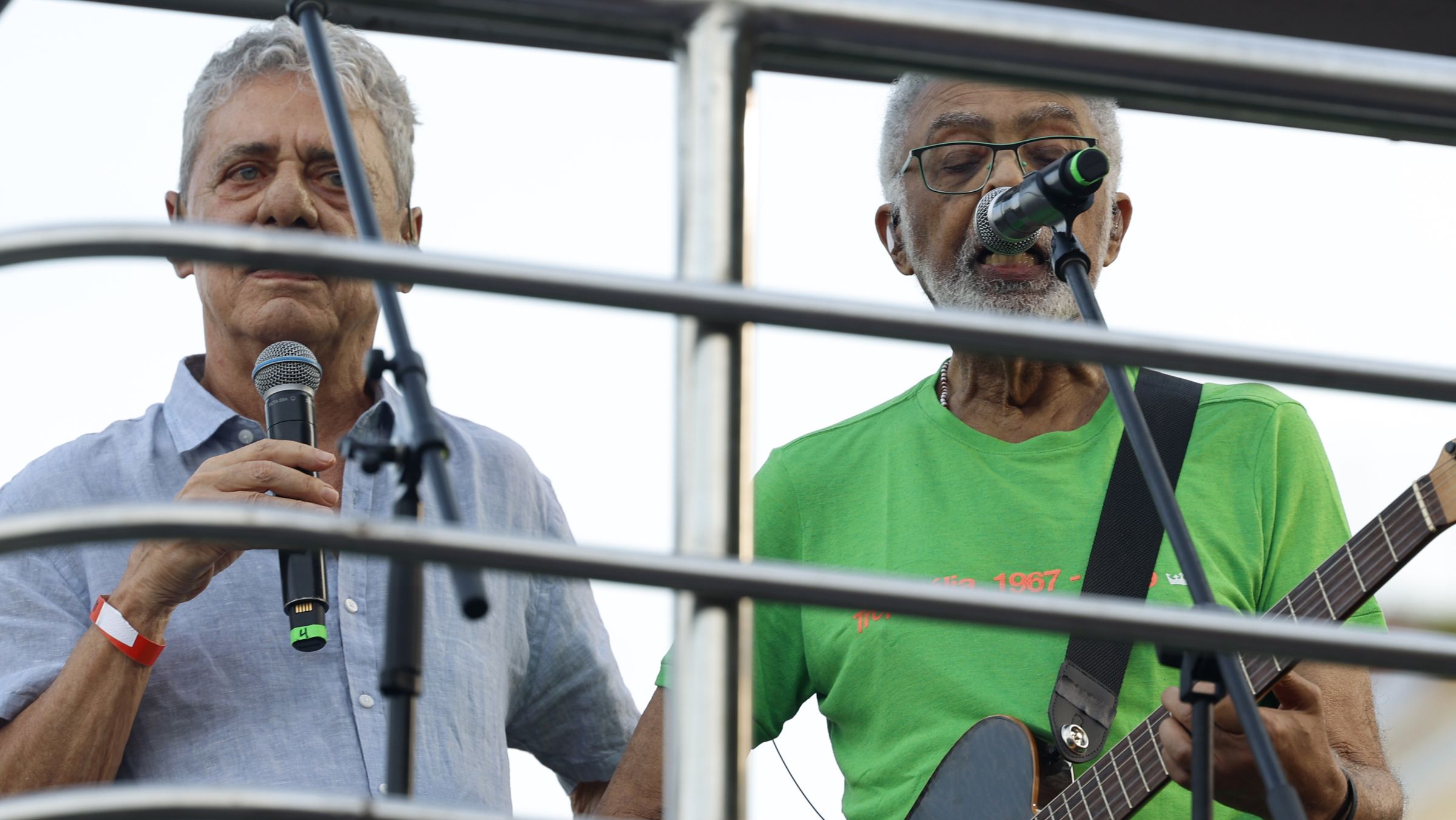Chico Buarque e Gilberto Gil em manifestação contra a anistia no Rio de Janeiro.