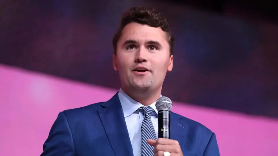 Charlie Kirk morreu com um tiro no pescoço durante uma palestra de sua turnê "American Comeback Tour".