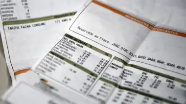 A Agência Nacional de Energia Elétrica (Aneel) anunciou a aplicação da bandeira vermelha patamar 1, que acrescenta R$ 4,46 a cada 100 kWh consumidos na conta de luz.