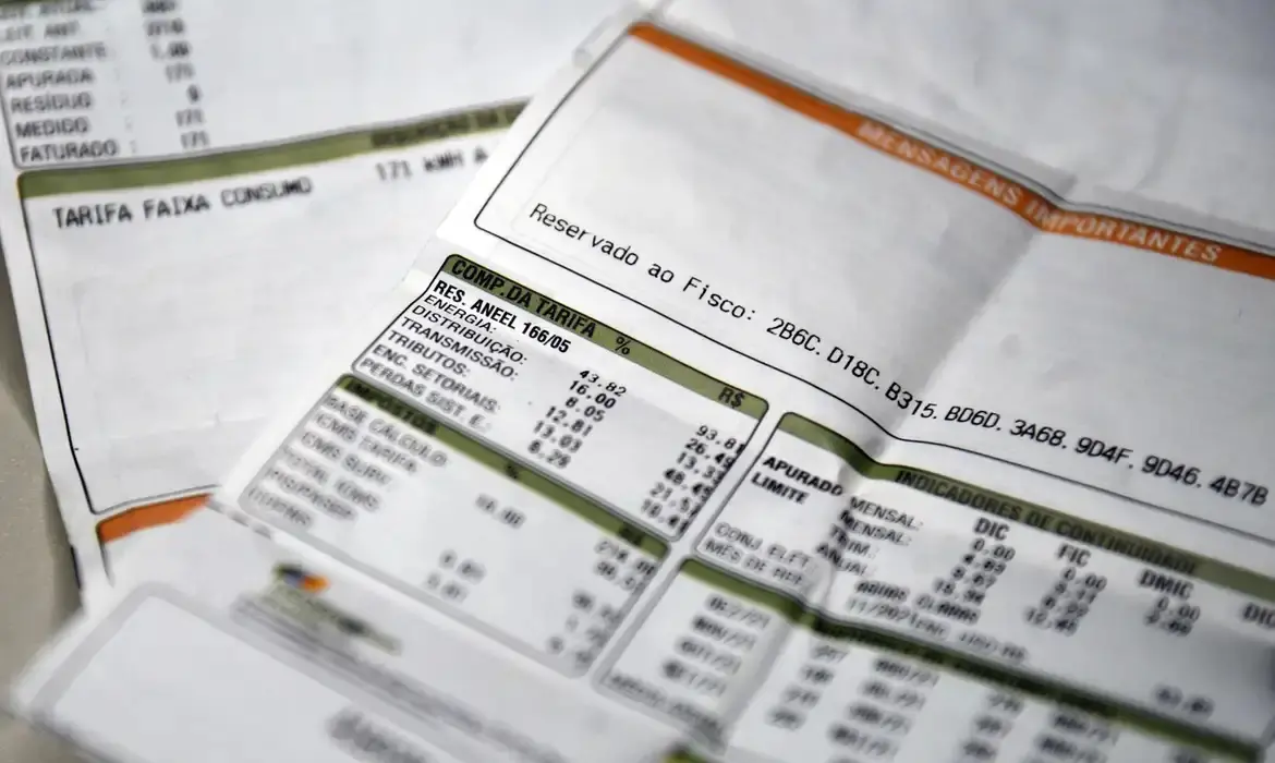 A Agência Nacional de Energia Elétrica (Aneel) anunciou a aplicação da bandeira vermelha patamar 1, que acrescenta R$ 4,46 a cada 100 kWh consumidos na conta de luz.