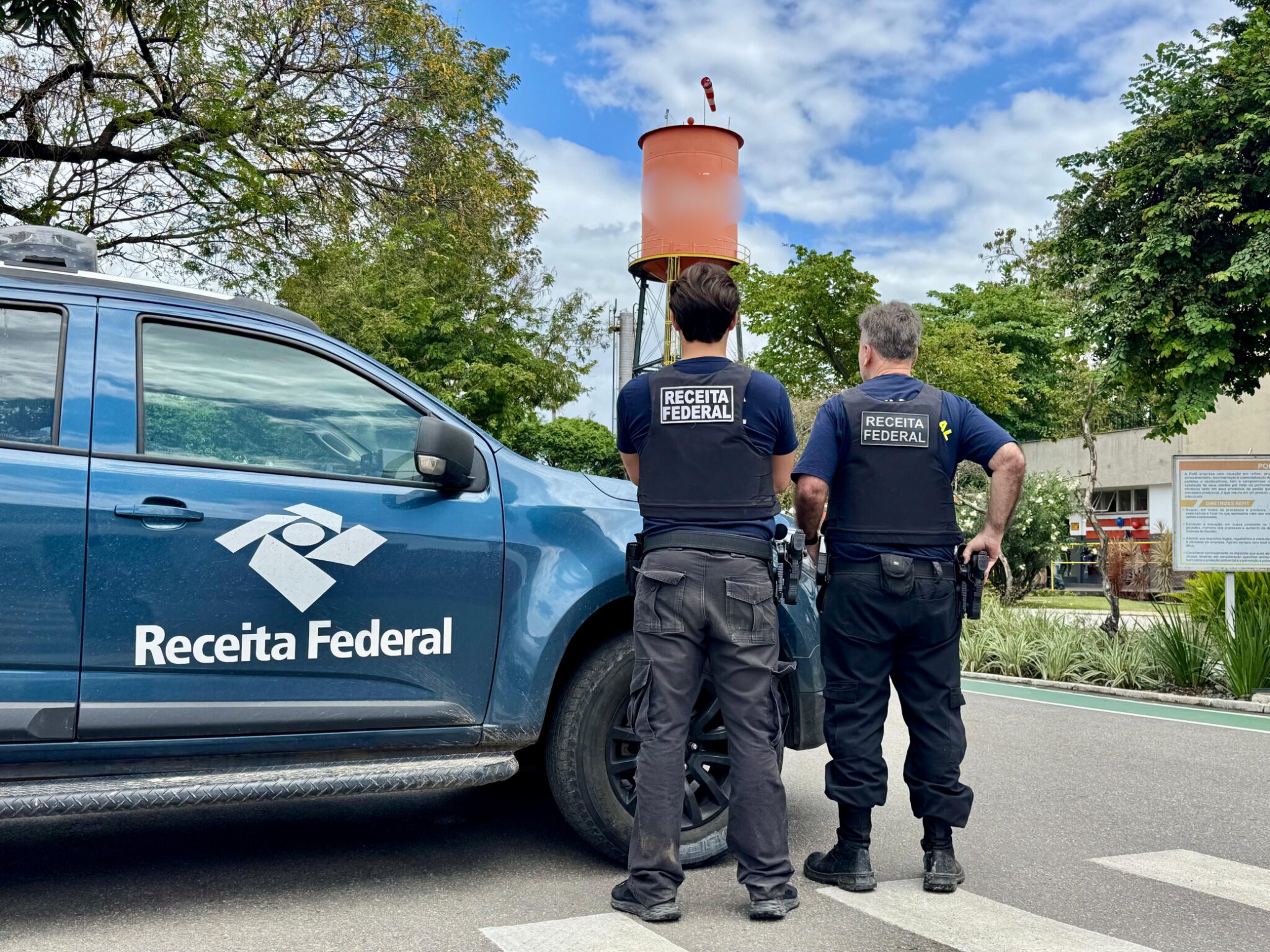 Refinaria de Manguinhos, no Rio de Janeiro, teve operações suspensas pela ANP enquanto irregularidades em combustíveis.