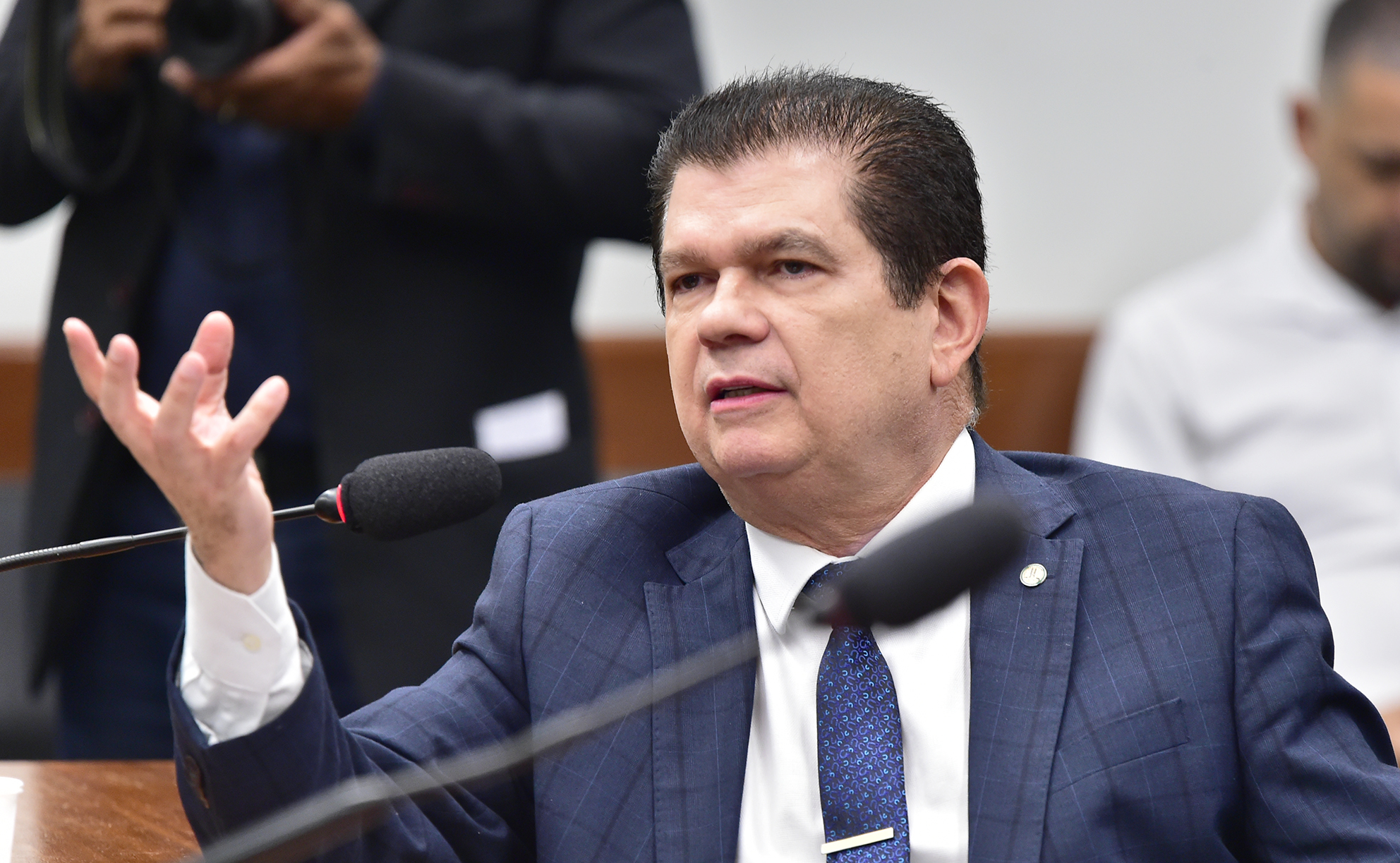 Deputado Mauro Benevides Filho sofre AVC e é internado