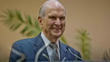 Russell M. Nelson, presidente da igreja mórmon morreu aos 101 anos, na noite do sábado (27), em Utah, nos Estados Unidos.