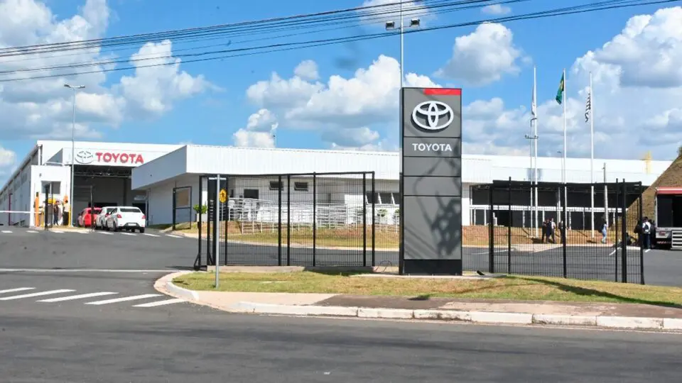 Trabalhadores da Toyota aprovam layoff após fábrica ser destruída por vendaval.