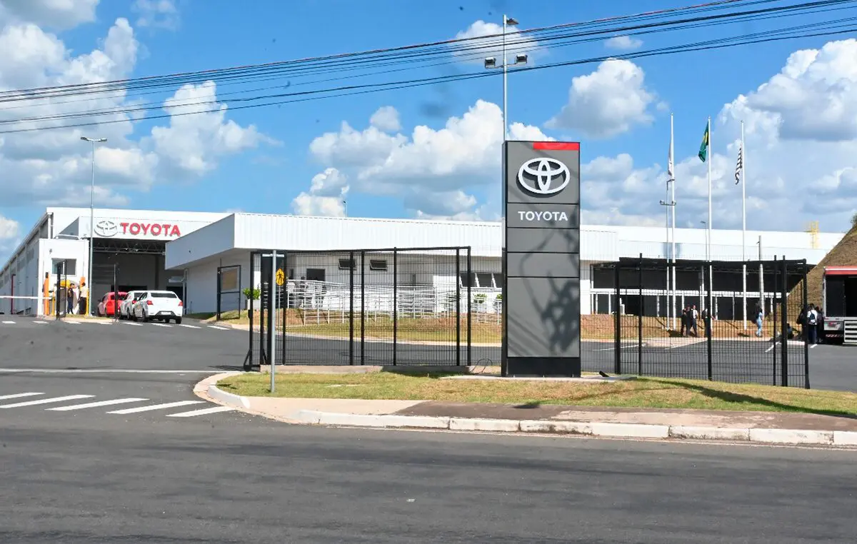 Trabalhadores da Toyota aprovam layoff após fábrica ser destruída por vendaval.