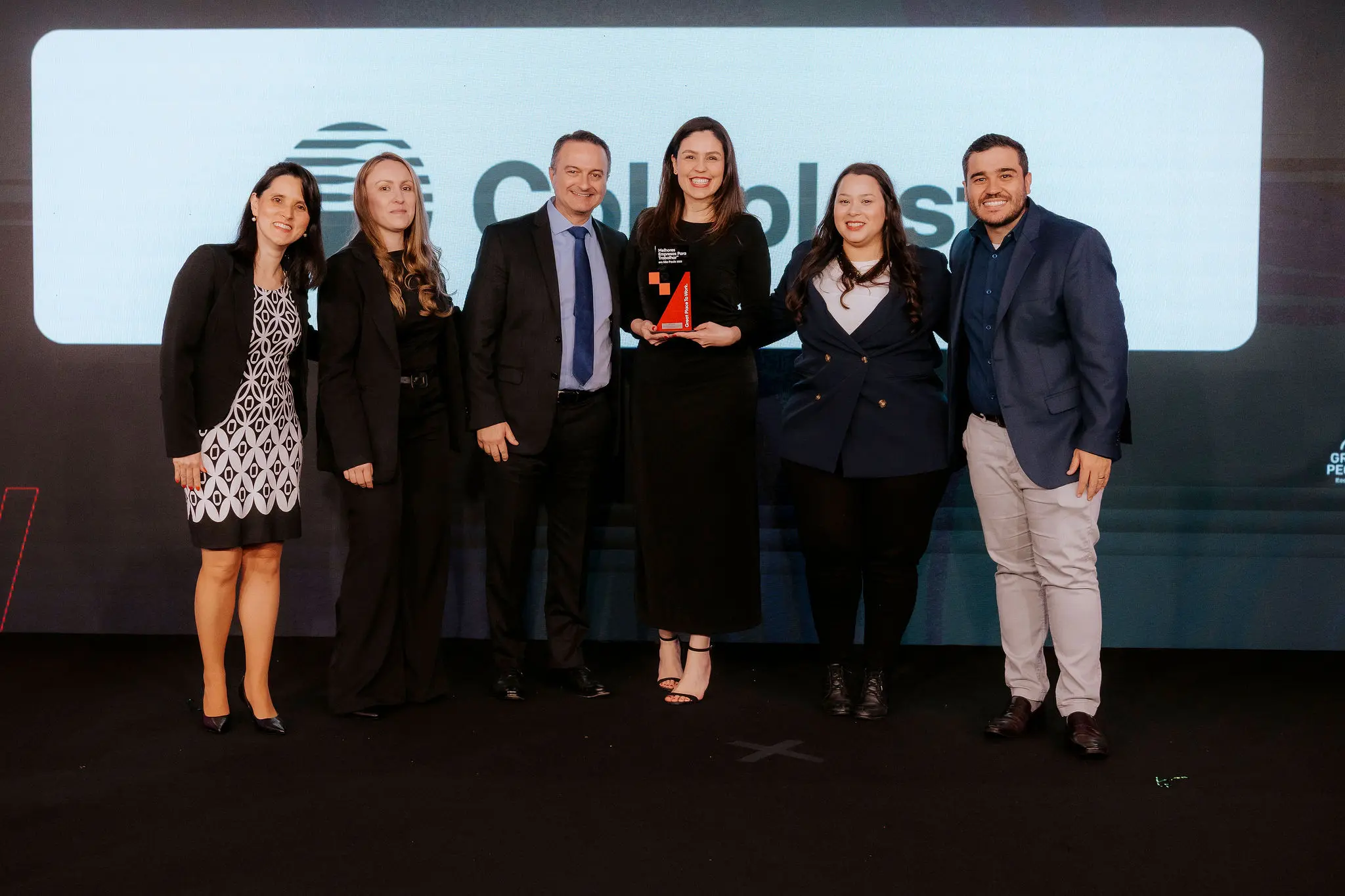 Dupla conquista Coloplast no GPTW 2025: 1ª colocação no setor Saúde  Indústria e Serviços e 20ª posição no ranking da Região Metropolitana de São Paulo (Médias Empresas), reforçando a força da cultura de confiança e desenvolvimento humano da companhia.
