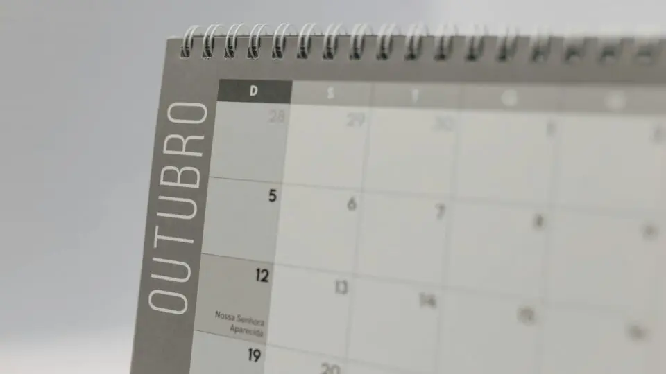 Calendário de outubro, com foco no feriado do dia 12, Nossa Senhora Aparecida.