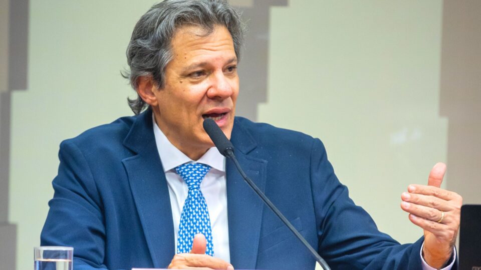 Haddad fala em demitir servidor que não produz. O que você acha da ideia?