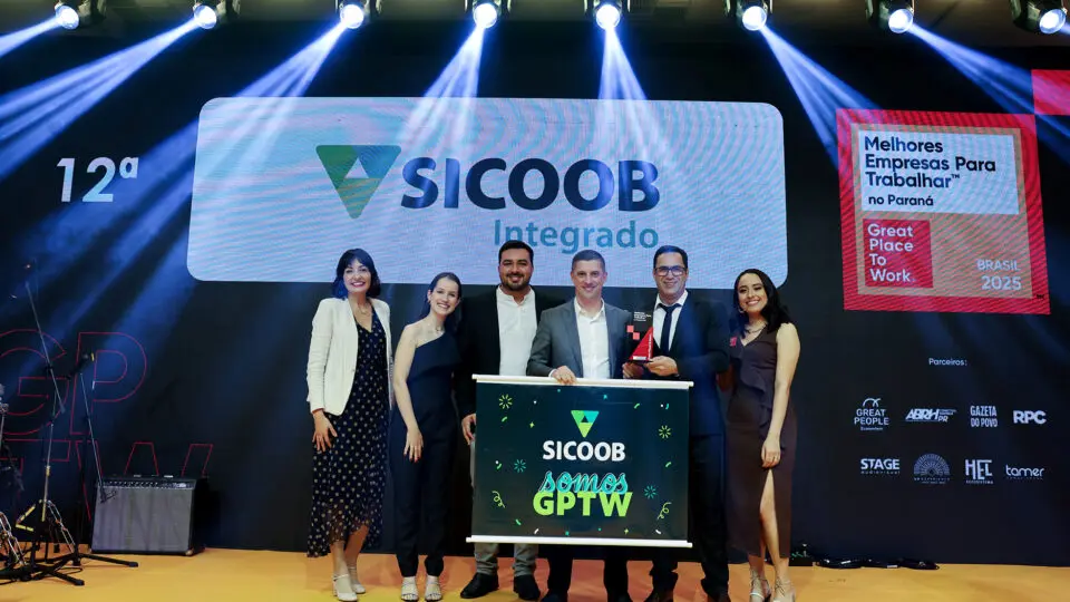 Equipe do Sicoob Integrado celebra a conquista do selo GPTW 2025 durante a cerimônia em Curitiba. Reconhecimento destaca a excelência em gestão de pessoas e a construção de um ambiente de trabalho saudável e colaborativo.