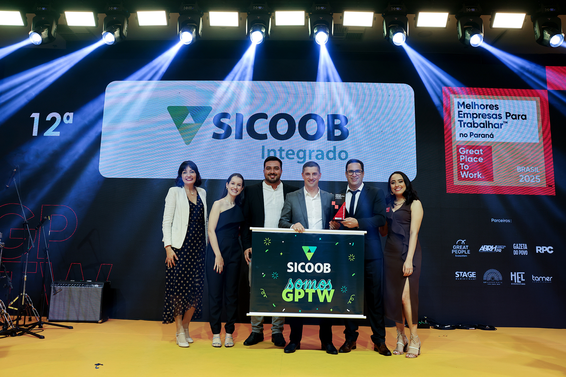 Equipe do Sicoob Integrado celebra a conquista do selo GPTW 2025 durante a cerimônia em Curitiba. Reconhecimento destaca a excelência em gestão de pessoas e a construção de um ambiente de trabalho saudável e colaborativo.