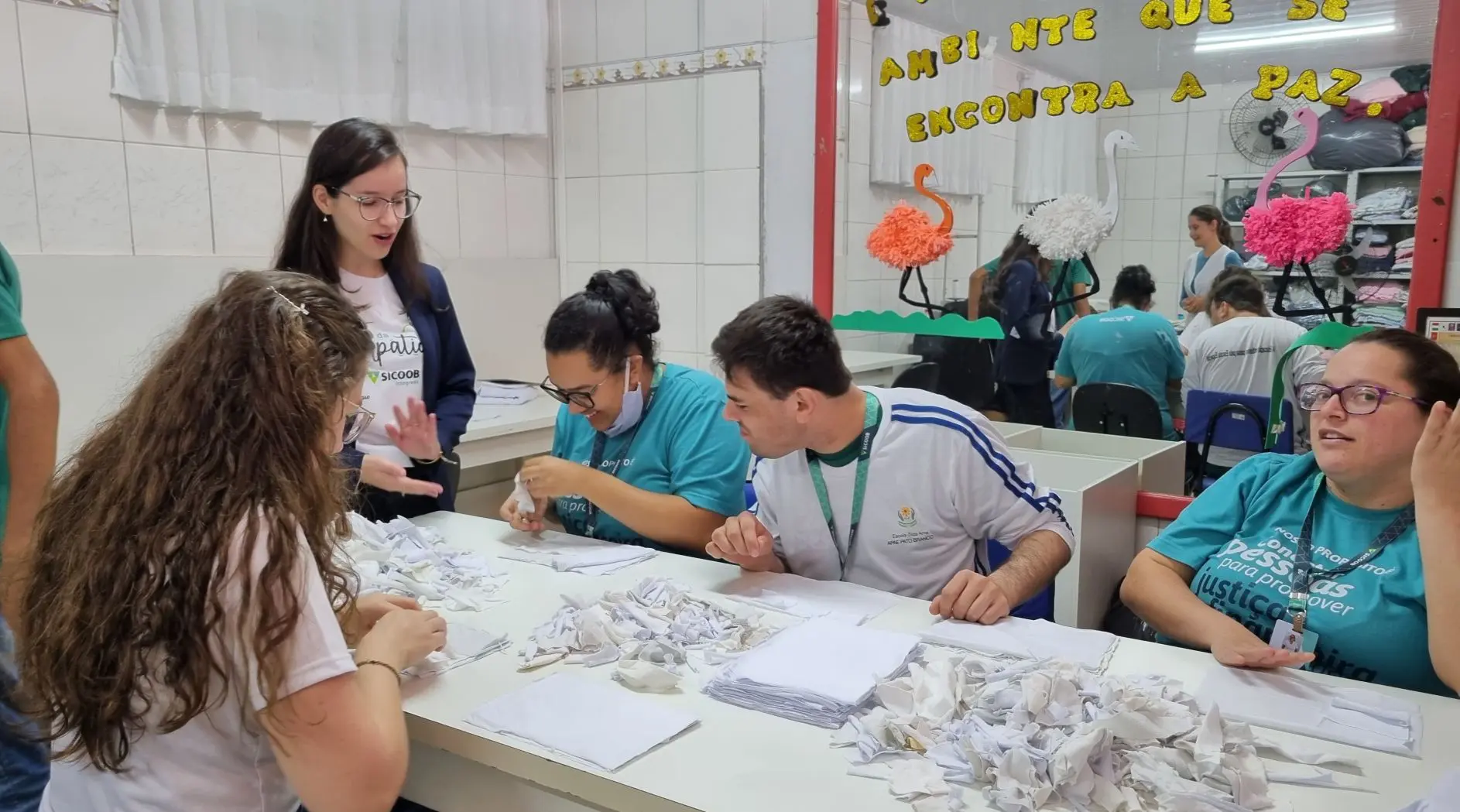 Mais do que um projeto, um espaço de oportunidades! O Espaço Transformador, uma parceria com a APAE de Pato Branco, integra a experiência de cinco alunos como colaboradores do Sicoob Integrado. A inclusão é a nossa meta, e a transformação é o resultado. Juntos, construímos um mercado de trabalho mais justo e diverso.