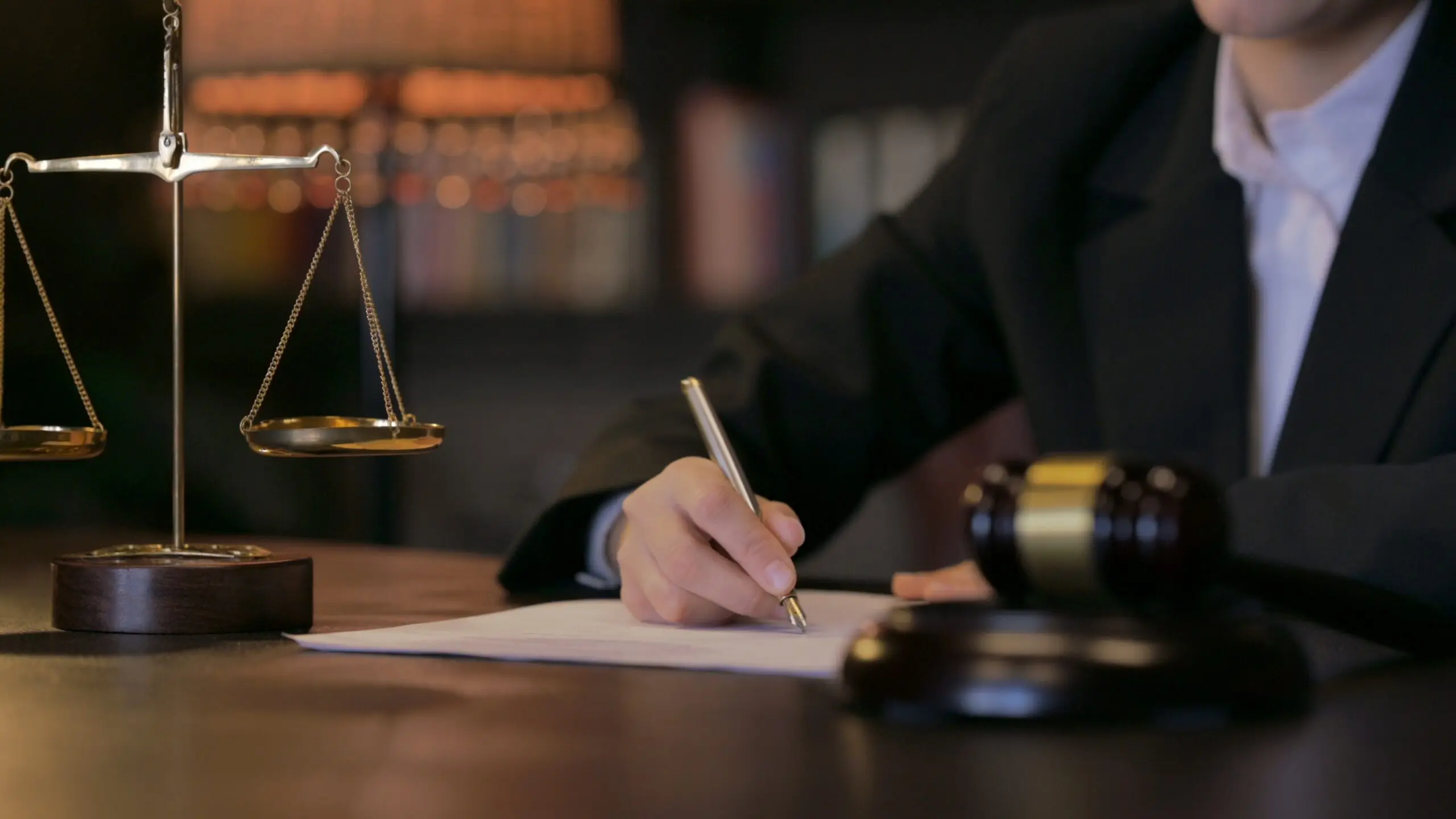 Precatórios são dívidas que a justiça decidiu que o poder público deve pagar, mas que normalmente é quitada em ordem de fila, o que pode demorar anos.