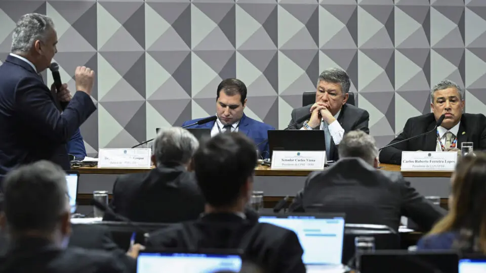 Presidente da Conafer (à direita) foi ouvido pela CPMI do INSS