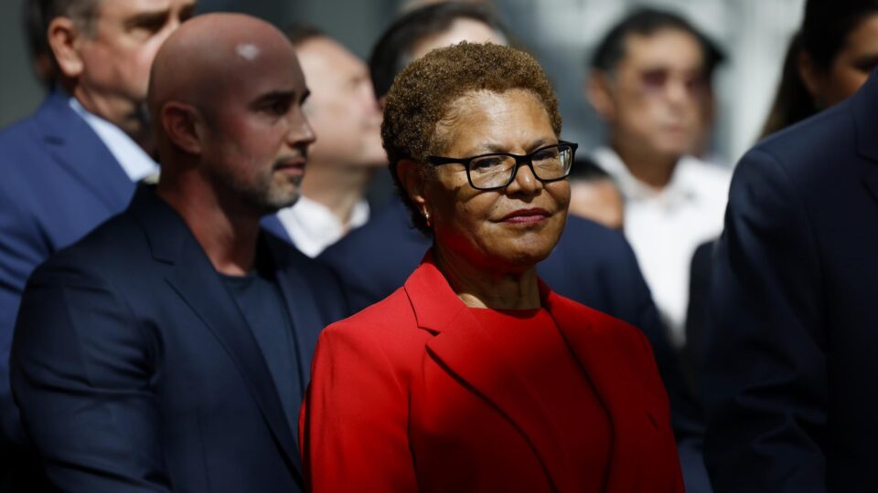 Construção de banheiro de quase US$ 1 milhão gera revolta contra prefeita democrata de Los Angeles