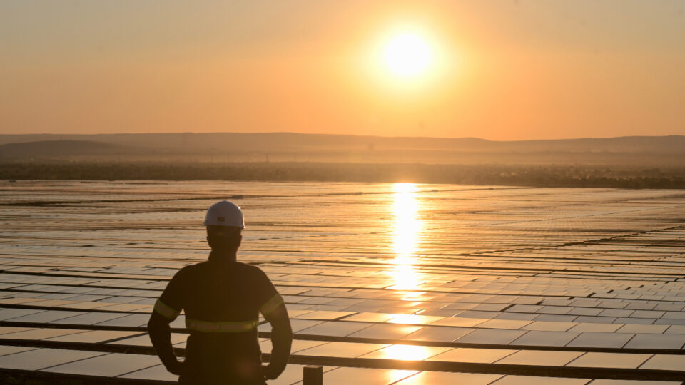 Brasil tem energia de sobra, mas paga caro e corre risco de apagão