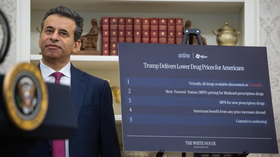 Pfizer anuncia redução de preços de medicamentos e mais investimentos nos EUA após acordo com Trump