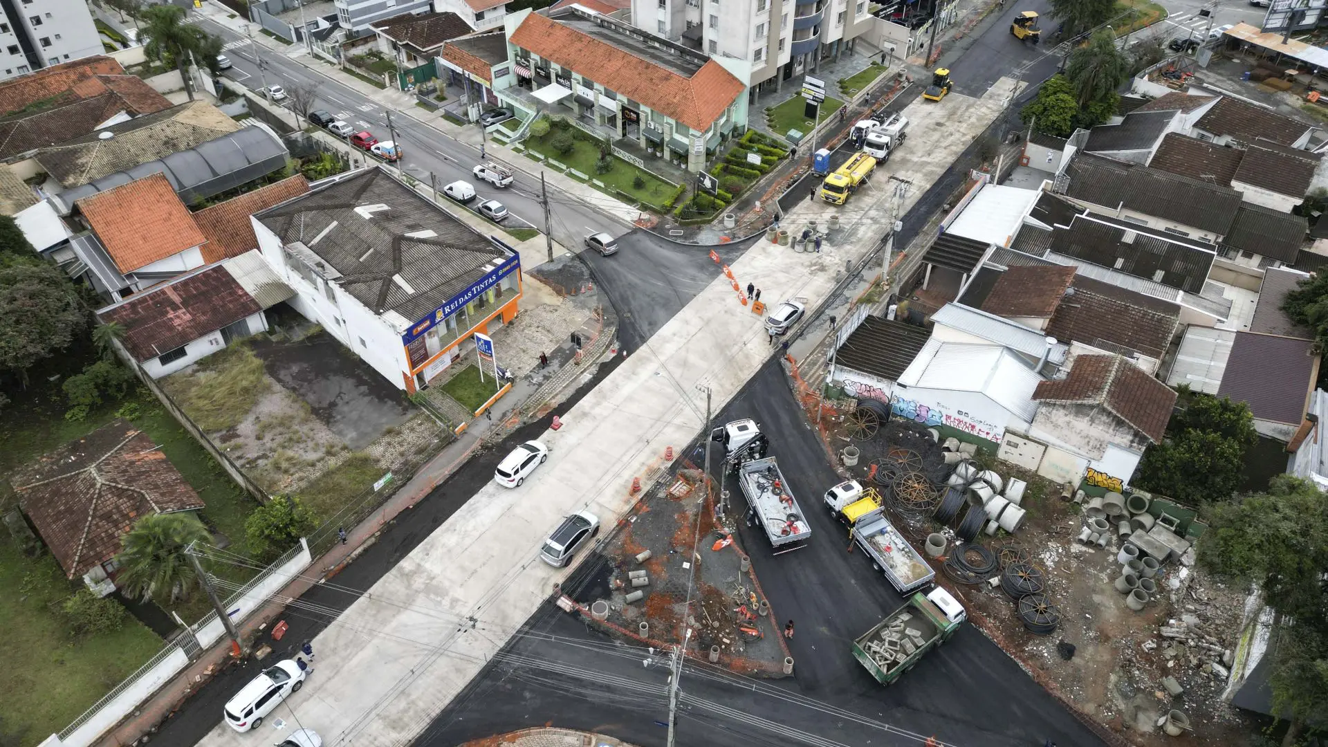 O salto da mobilidade em Curitiba: a requalificação das vias do Projeto Novo Inter 2. Mais fluidez no trânsito, acessibilidade e qualidade de vida para os 181 mil passageiros beneficiados diariamente. A cidade vista de cima se transforma!