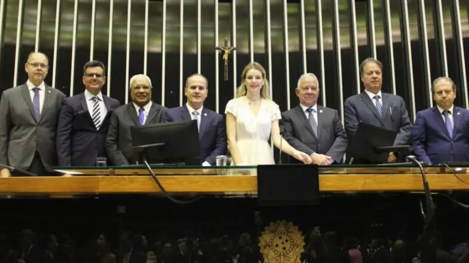 Representantes dos registradores em cerimônia de comemoração aos 180 anos do Registro de Imóveis no Brasil no plenário da Câmara dos Deputados, em audiência realizada em outubro de 2023.