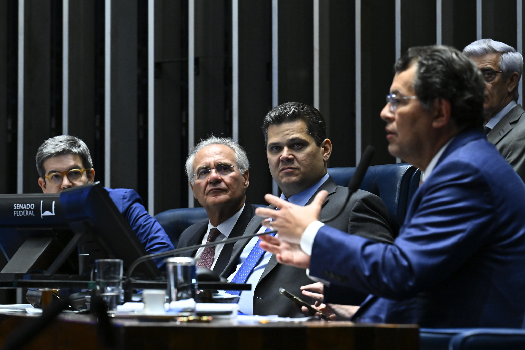 Senado aprova segundo projeto que regulamenta reforma tributária com mudanças e texto volta para Câmara.