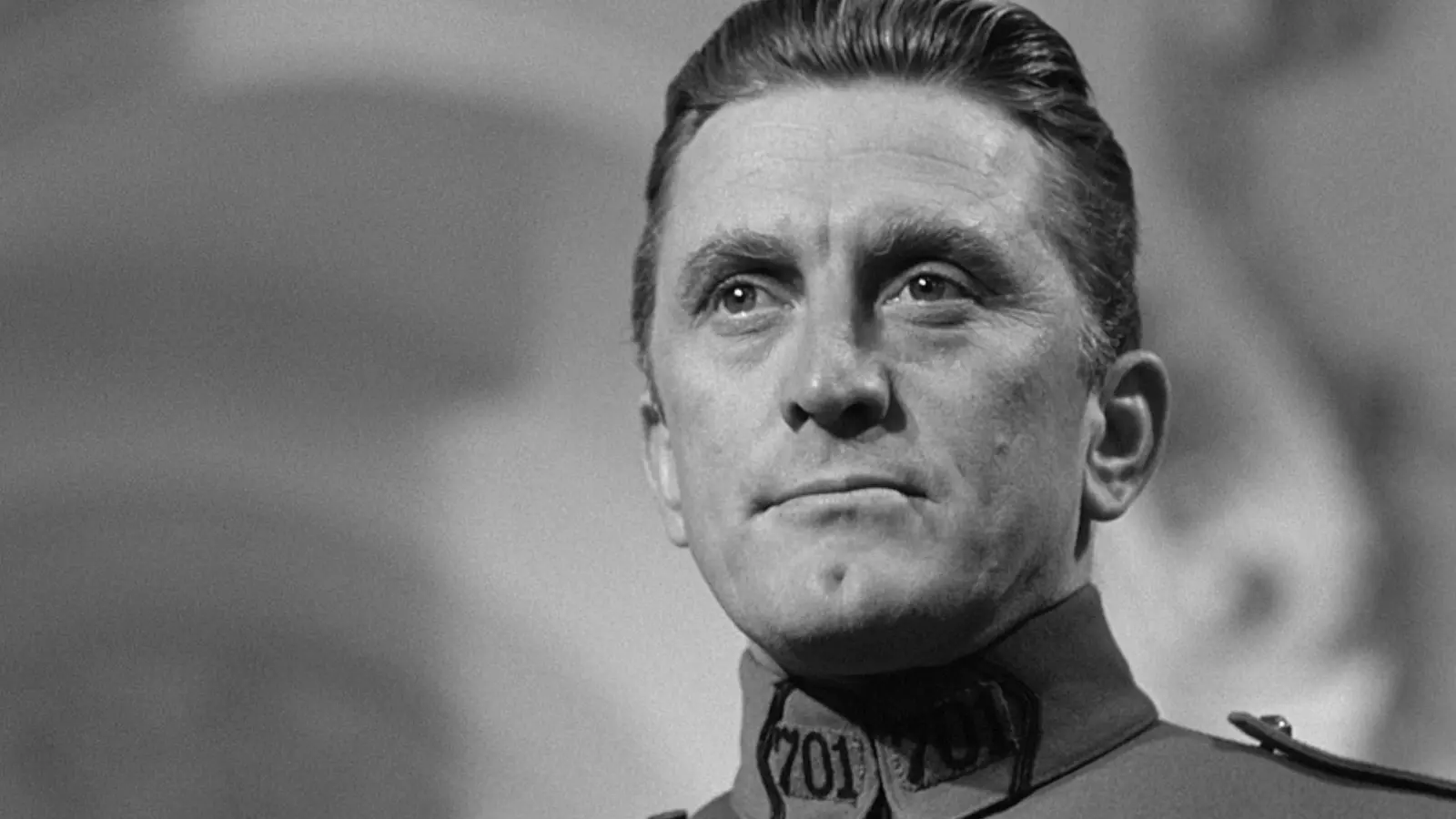 O ator Kirk Douglas faz Coronel Dax, numa das performances mais elogiadas da sua carreira