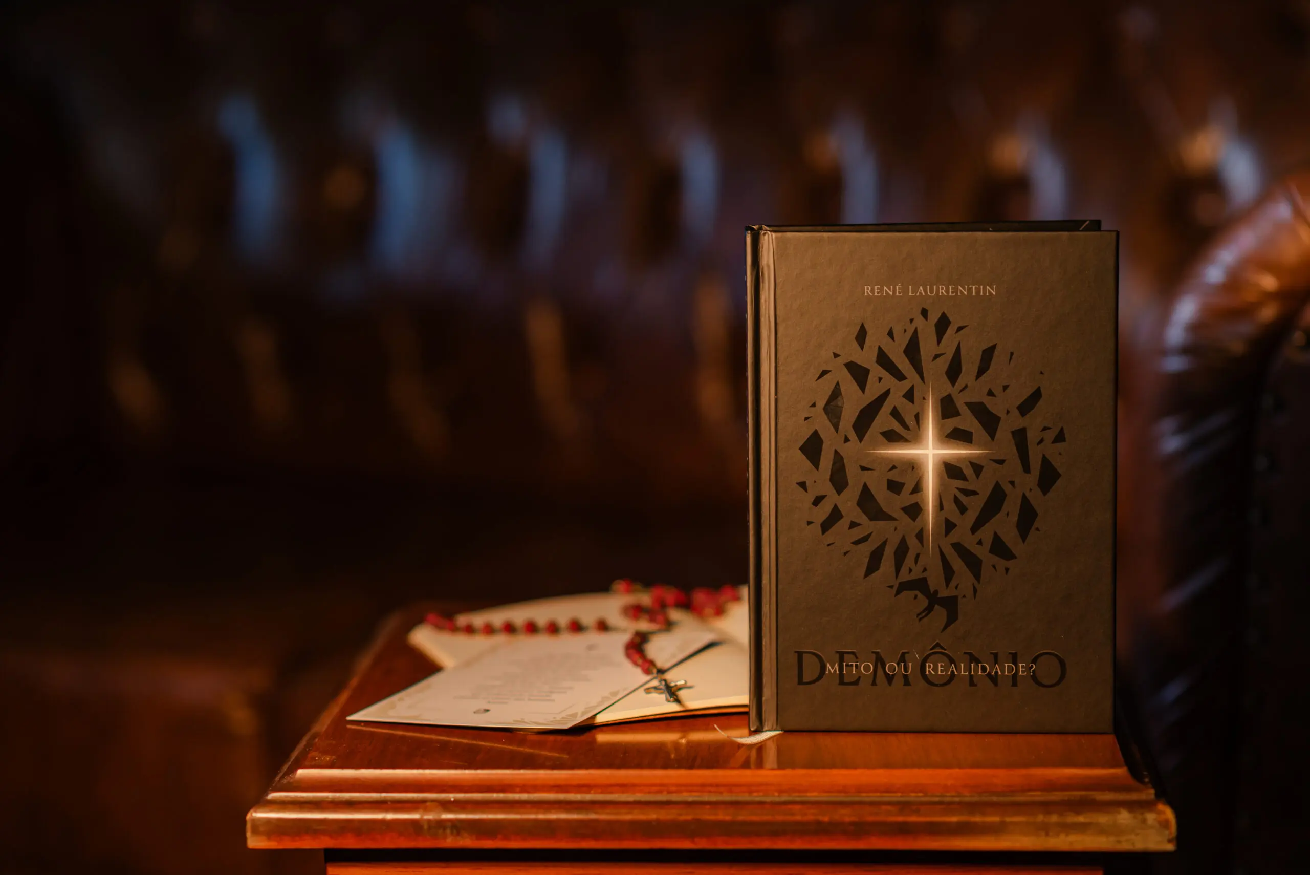 "O Demônio" é um bom exemplo de um fenômeno editorial crescente e fascinante: os clubes de leitura por assinatura