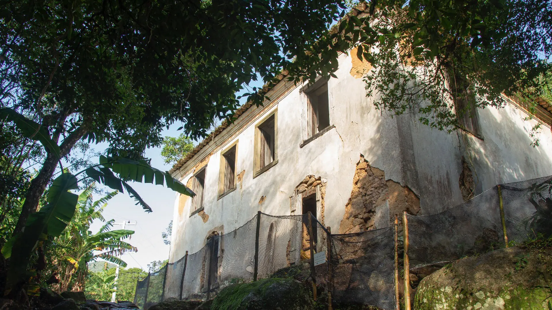 Casarão da Dona Lóquinha, erguido em meados de 1780, é um marco histórico no Caminho da Costa da Lagoa, Na Ilha de Santa Catarina.