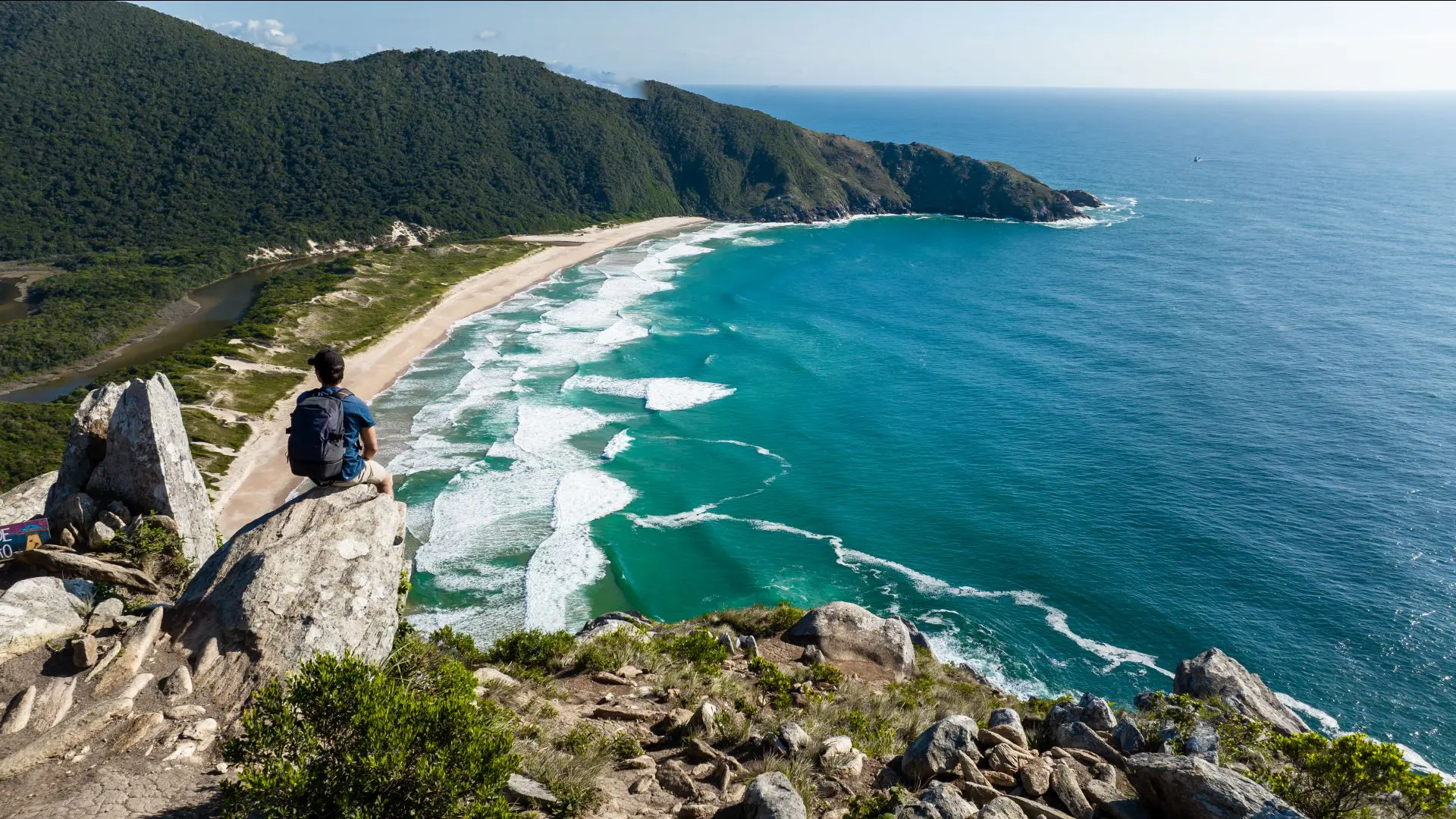 Vista do alto do Morro da Coroa, a Trilha da Lagoinha do Leste: cenário de mar, areia e mata nativa que faz da Ilha de Santa Catarina um destino inesquecível.