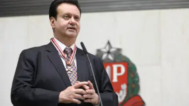 Kassab não joga apenas para manter Tarcísio no tabuleiro: ele trabalha para viabilizar Ratinho Junior como alternativa real para 2026, analisa o cientista político Samuel Oliveira