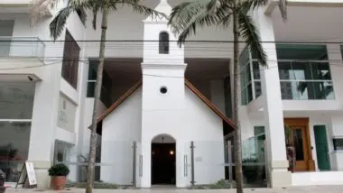 Igrejinha em Balneário Camboriú foi construída na década de 60 e manté suas raízes até hoje.