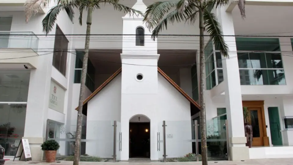 Igrejinha em Balneário Camboriú foi construída na década de 60 e manté suas raízes até hoje.