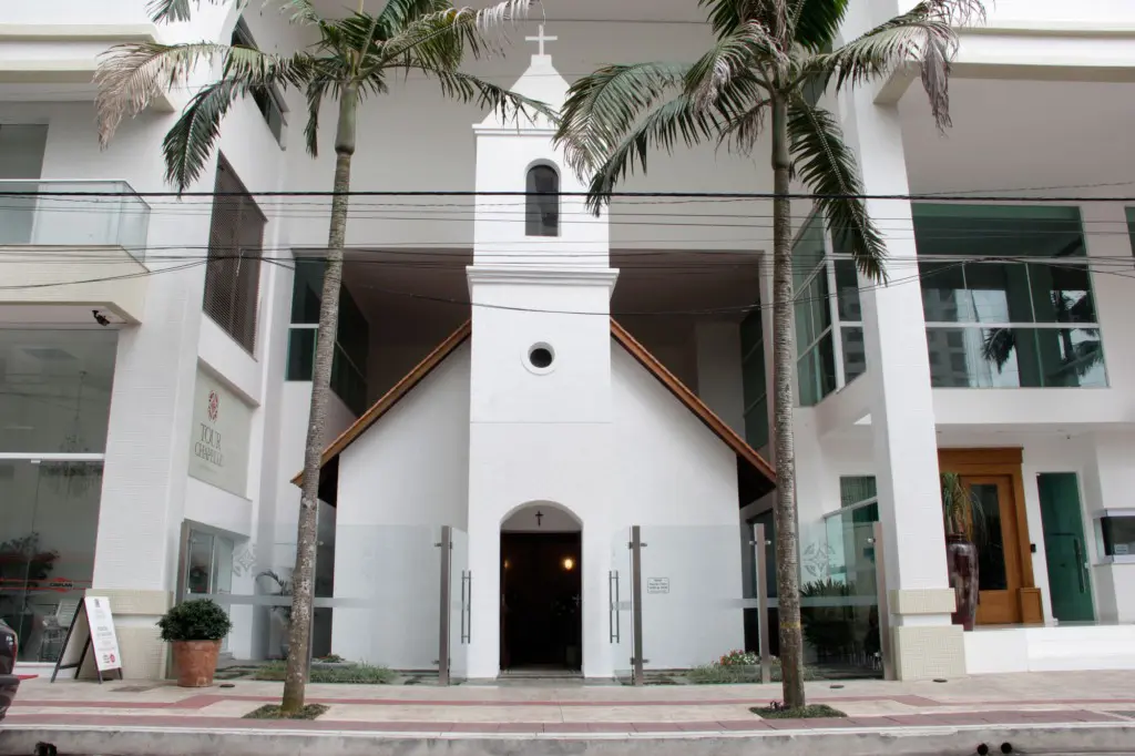 Igrejinha em Balneário Camboriú foi construída na década de 60 e manté suas raízes até hoje.