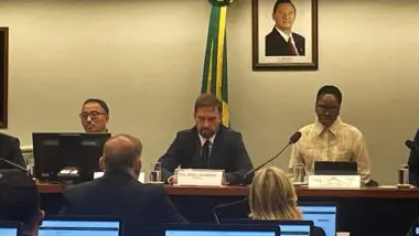Deputado russo Dmitry Kuznetsov comanda mesa de debates em sessão da Câmara dos Deputados