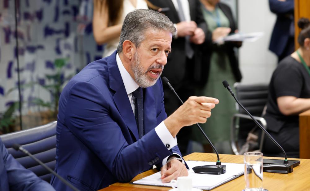 Lira acolhe 3 emendas e mantém texto principal da isenção do IR