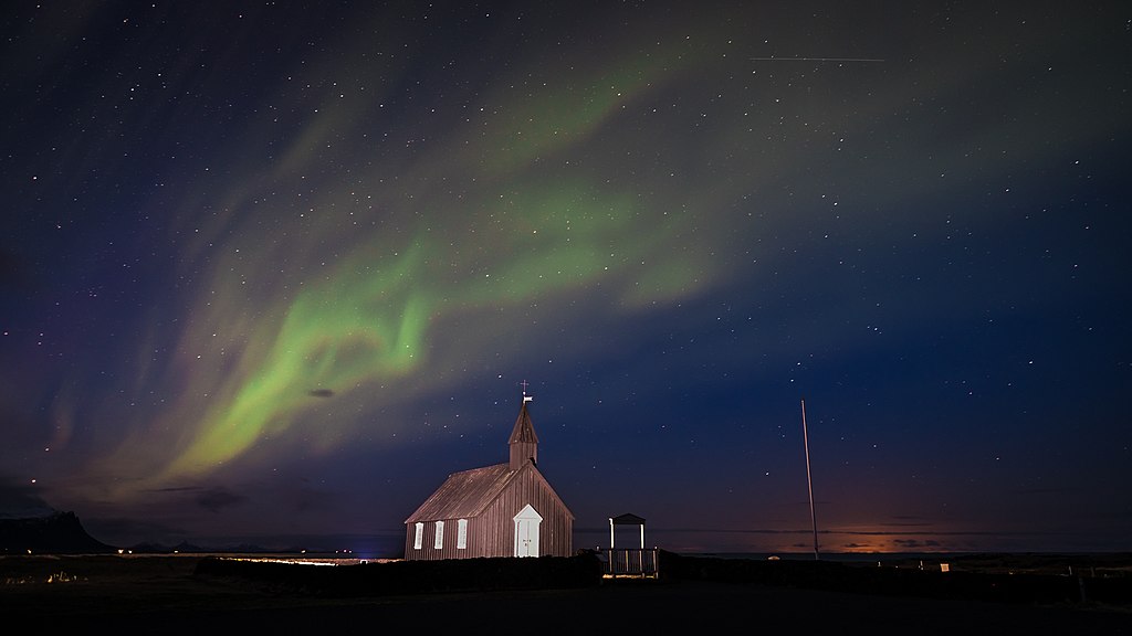 Aurora Boreal em Budir, aldeia na Islândia, considerado o país mais pacífico do mundo.