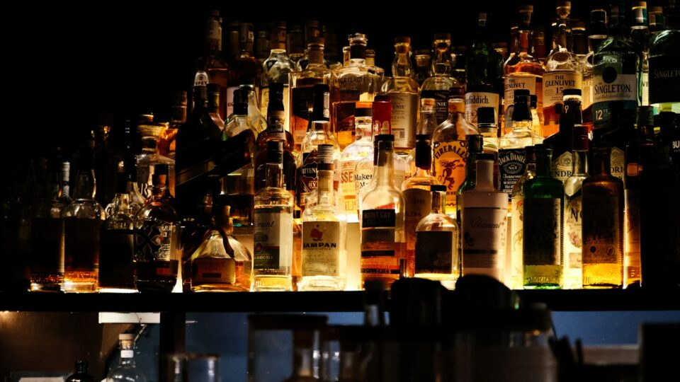 Polícia desmonta fábrica clandestina e prende dez por falsificar bebidas em SP