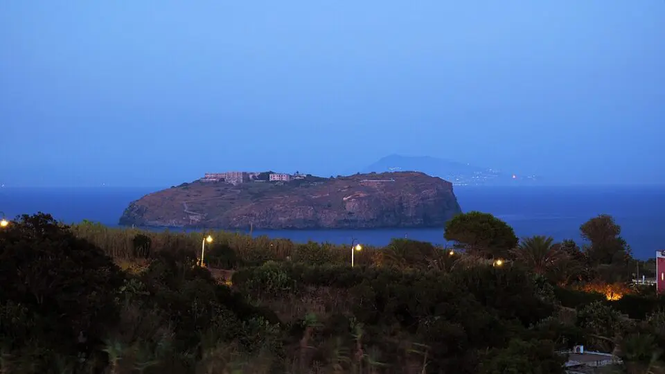 Aenaria, cidade submersa em ilha.