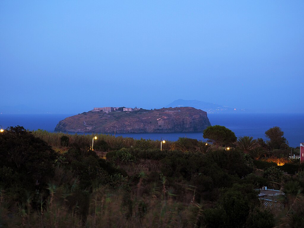 Aenaria foi encontrada por arqueólogos que mergulhavam no local.