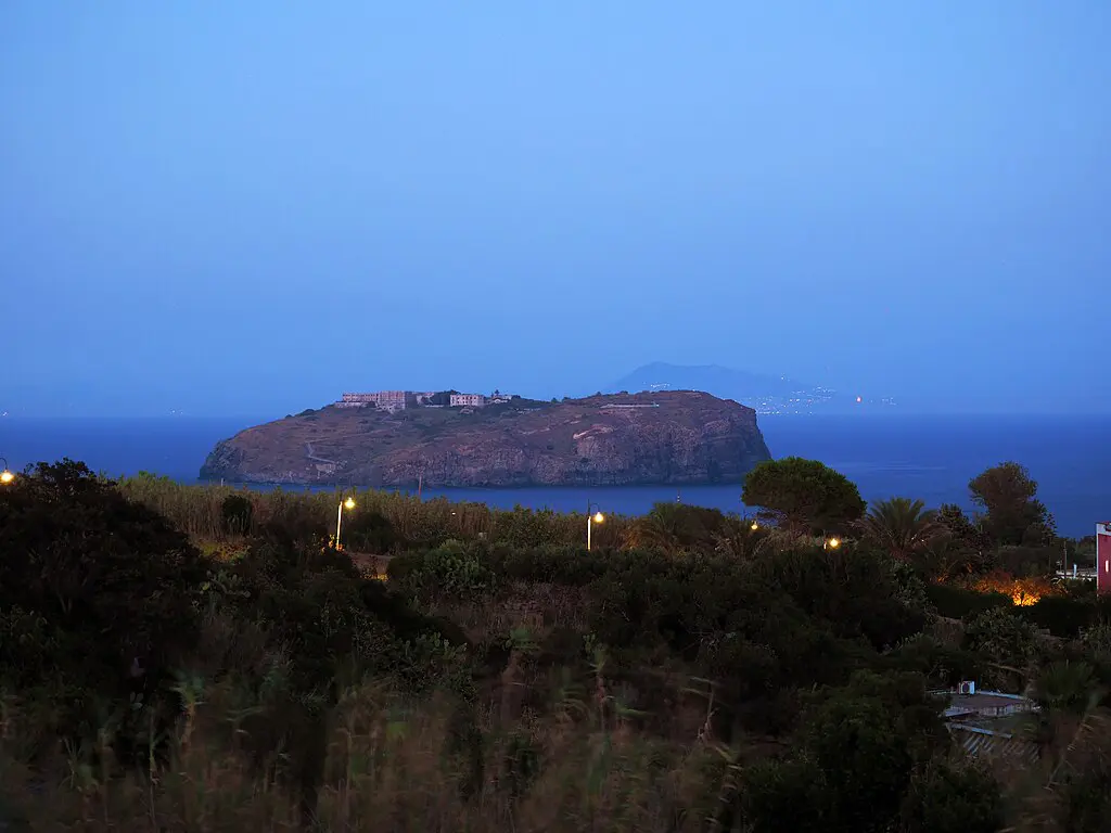 Aenaria, cidade submersa em ilha.