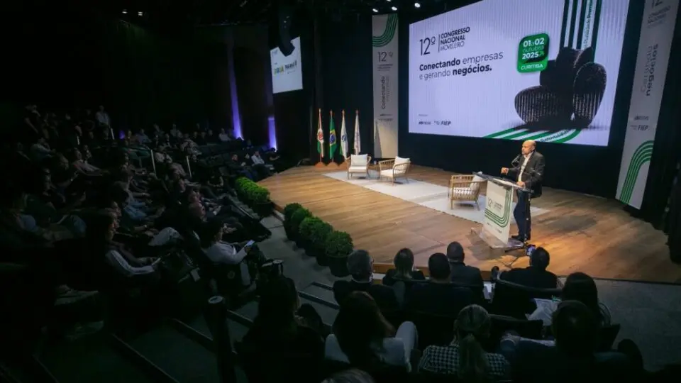 "O governo não gera riqueza. Quem gera são os CNPJs, e precisamos de condições para que eles prosperem" disse Edson Vasconcelos, presidente da Fiep, na abertura do 12º Congresso Moveleiro