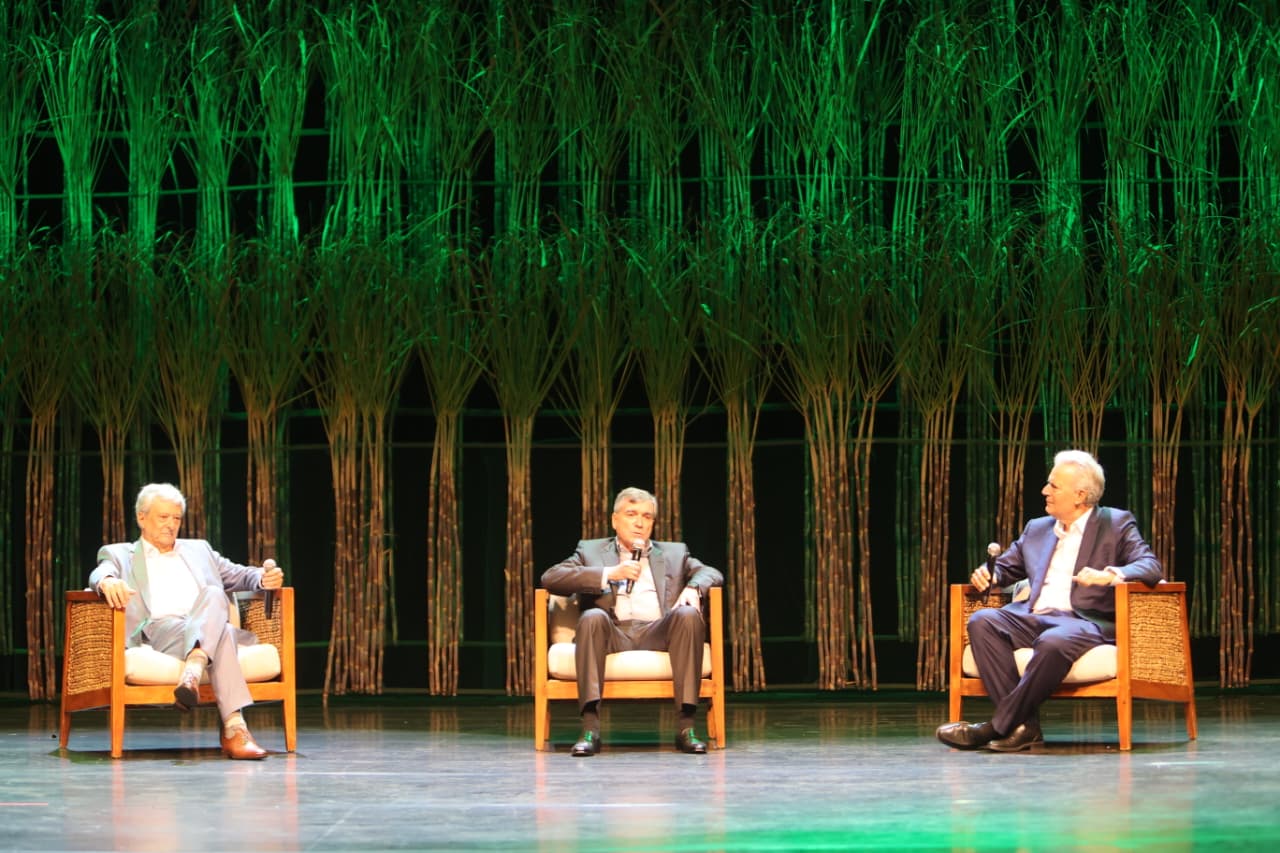 Da esquerda para a direita: o escritor Jorge Caldeira, o presidente da Companhia Melhoramentos Norte do Paraná e o publicitário Luiz Lara.