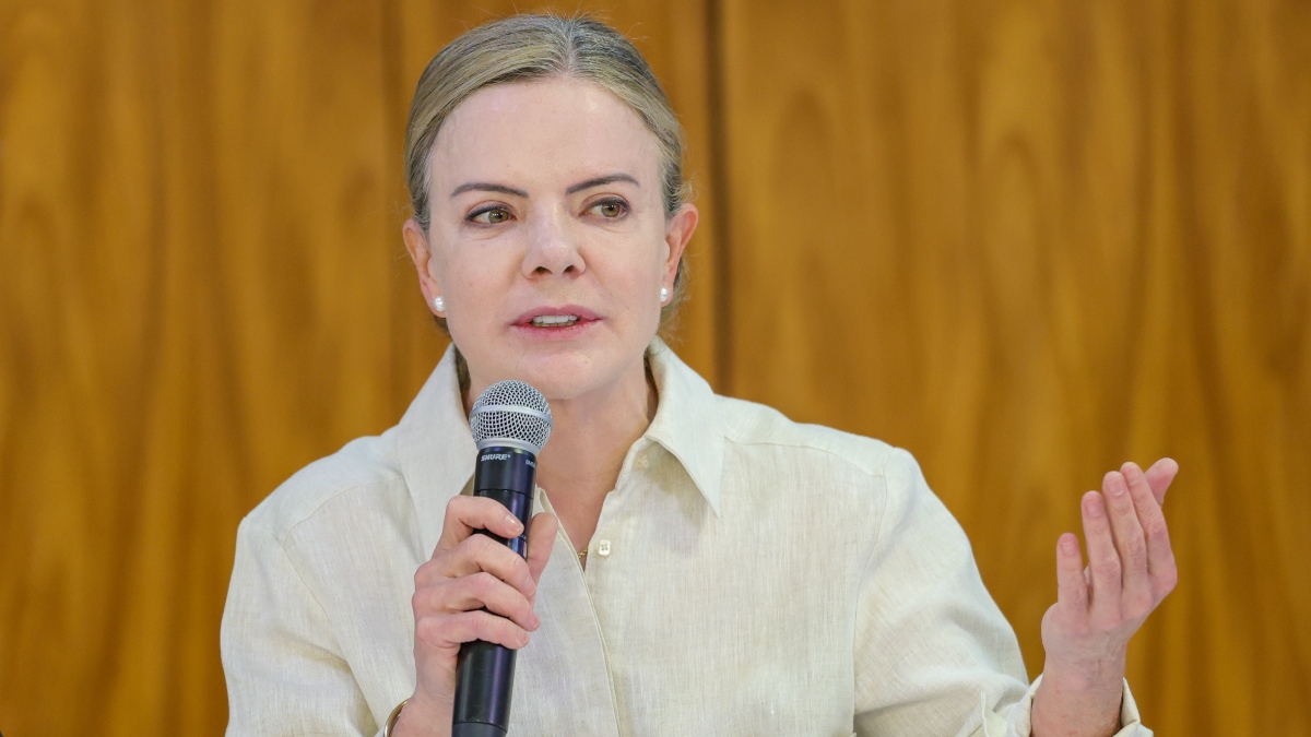 Após isenção do IR, Gleisi diz que governo avançará com fim da escala 6×1