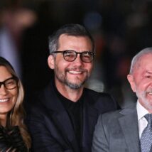 Wagner Moura, com Janja e Lula, durante uma visita ao Palácio da Alvorada, em agosto: apoio explícito ao PT desde o impeachment de Dilma
