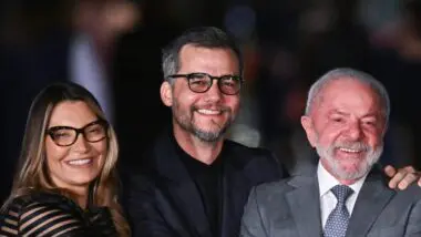 Wagner Moura, com Janja e Lula, durante uma visita ao Palácio da Alvorada, em agosto: apoio explícito ao PT desde o impeachment de Dilma