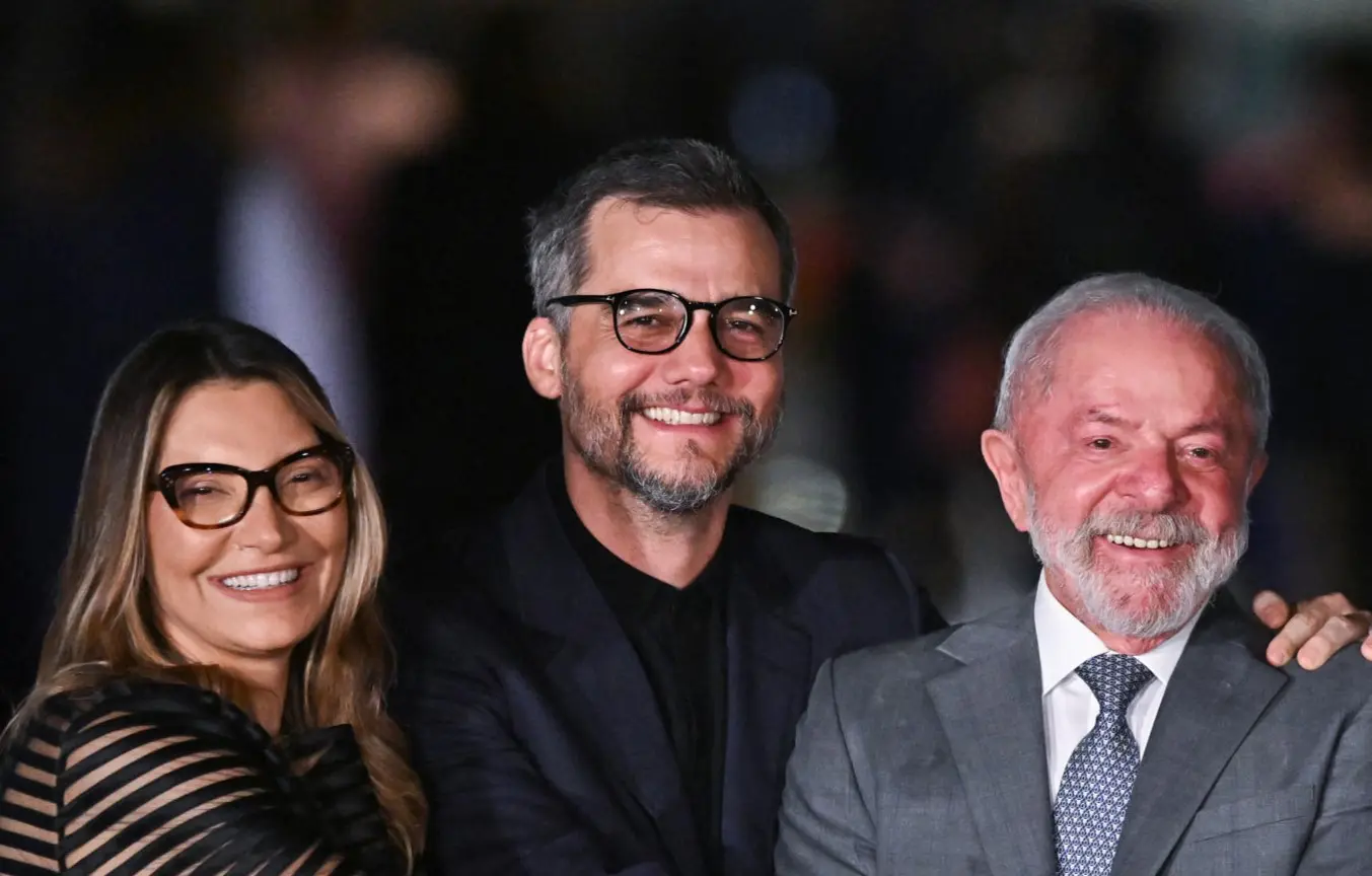 Wagner Moura, com Janja e Lula, durante uma visita ao Palácio da Alvorada, em agosto: apoio explícito ao PT desde o impeachment de Dilma