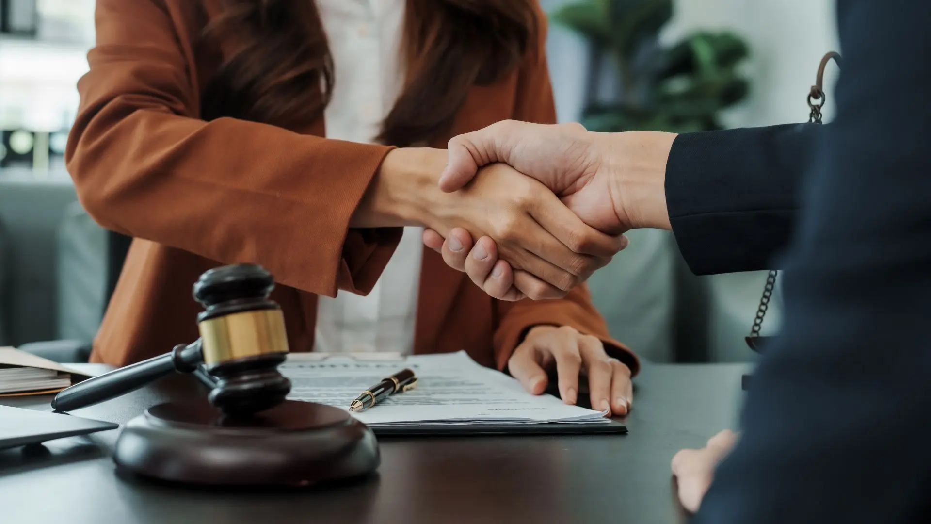 Precatórios são dívidas que a justiça decidiu que o poder público deve pagar, mas que normalmente é quitada em ordem de fila, o que pode demorar anos.