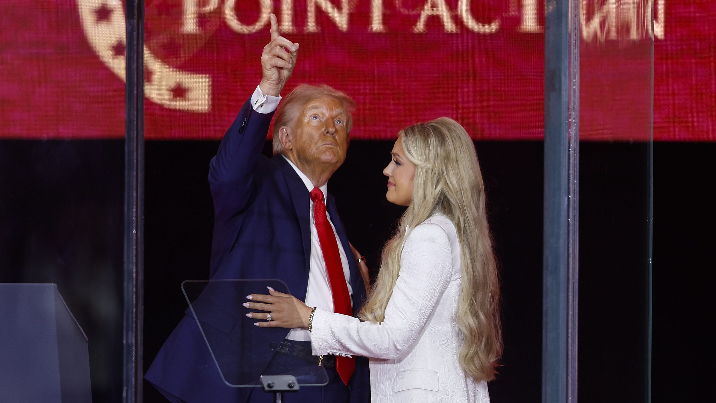 Donald Trump e Erika Kirk, viúva de Charlie Kirk, no memorial em homenagem ao ativista assassinado em setembro.