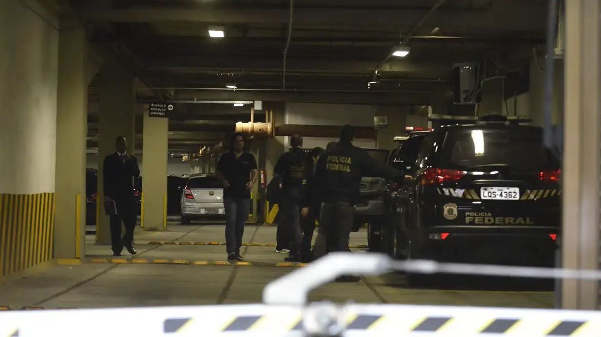 Agentes da Polícia Federal durante fase da Operação Lava Jato, em 2017: maior operação de combate à corrupção da história do Brasil acabou desmontada no STF.